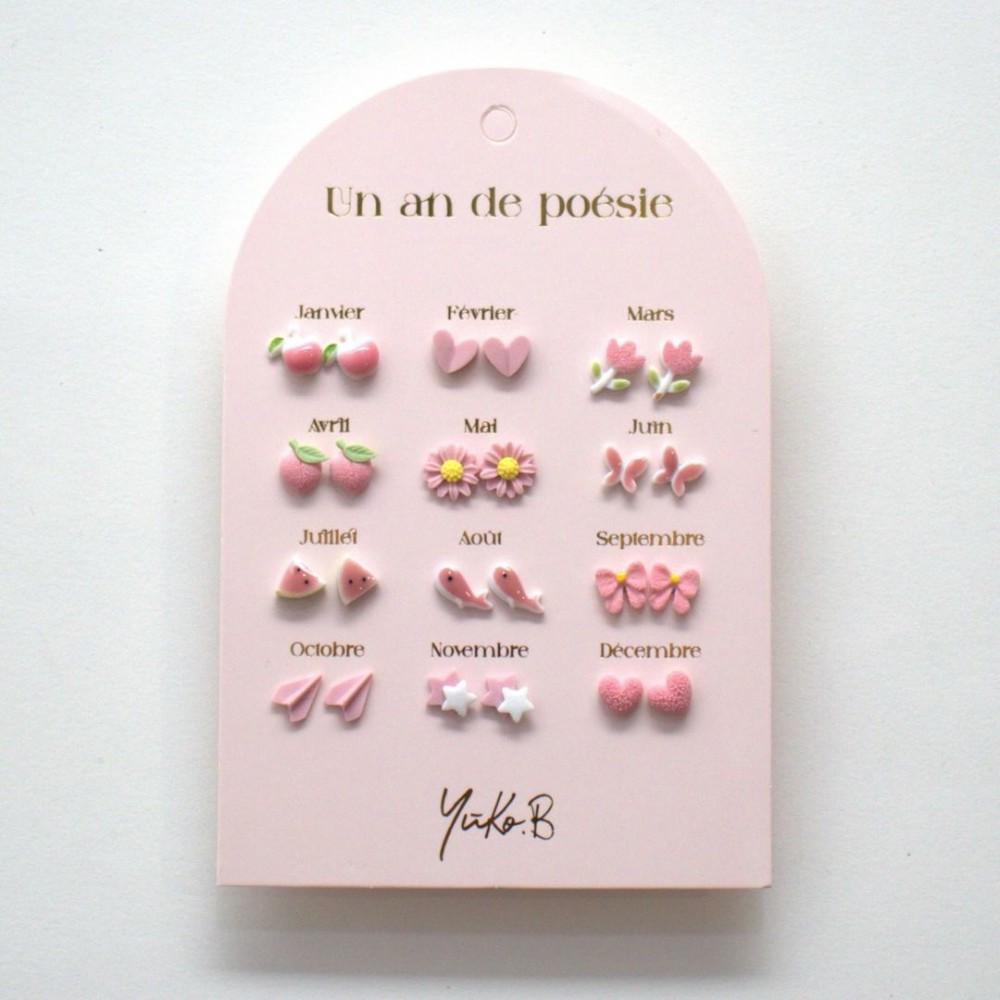 YUKO.B: Καρτέλα με 12 ζευγάρια σκουλαρίκια - A Year of Pink Poetry YUKO.B: Καρτέλα με 12 ζευγάρια σκουλαρίκια - A Year of Pink Poetry