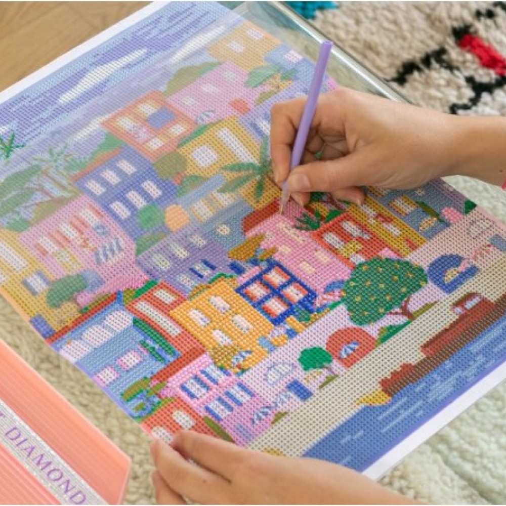 PETIT DIAMOND BOX SET - DIAMOND PAINTING COLORED HOUSES BY CORALIE FAU PETIT DIAMOND BOX SET - DIAMOND PAINTING COLORED HOUSES BY CORALIE FAU